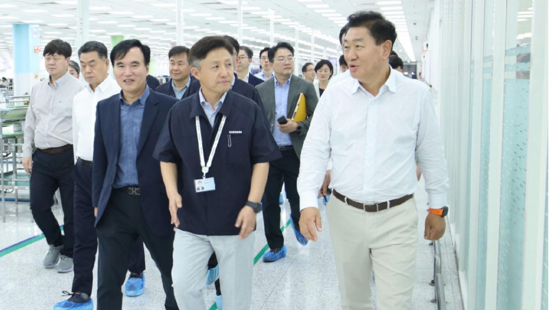 Vice-presidente da Samsung visita fábrica na Índia