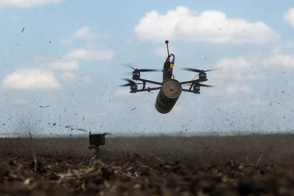 A Rússia começou a usar novos drones FPV com cabos de fibra óptica que são invisíveis à guerra eletrônica