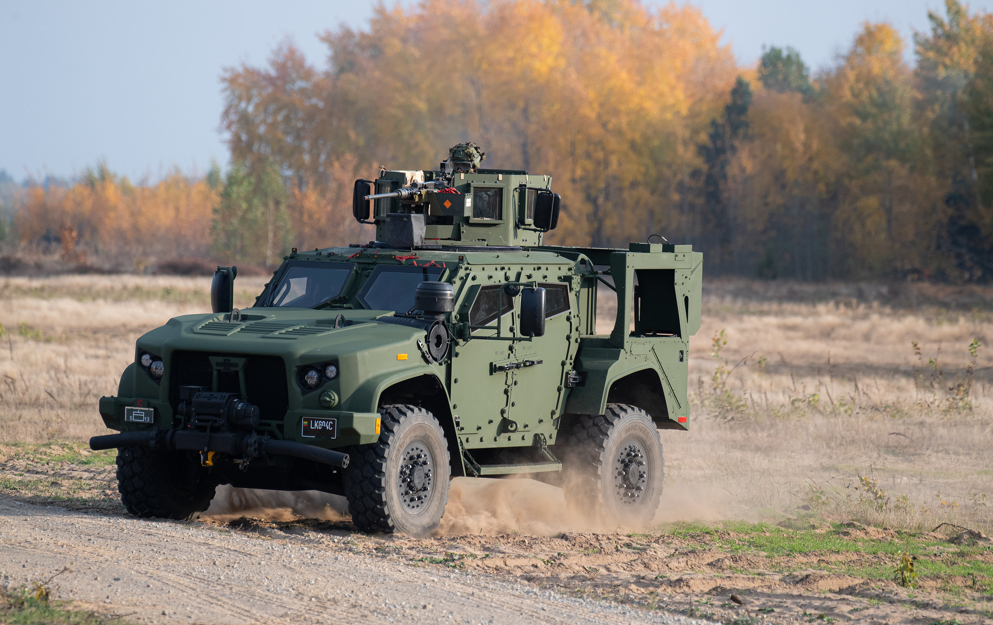 Lituânia recebe mais de 150 veículos blindados JLTV dos EUA