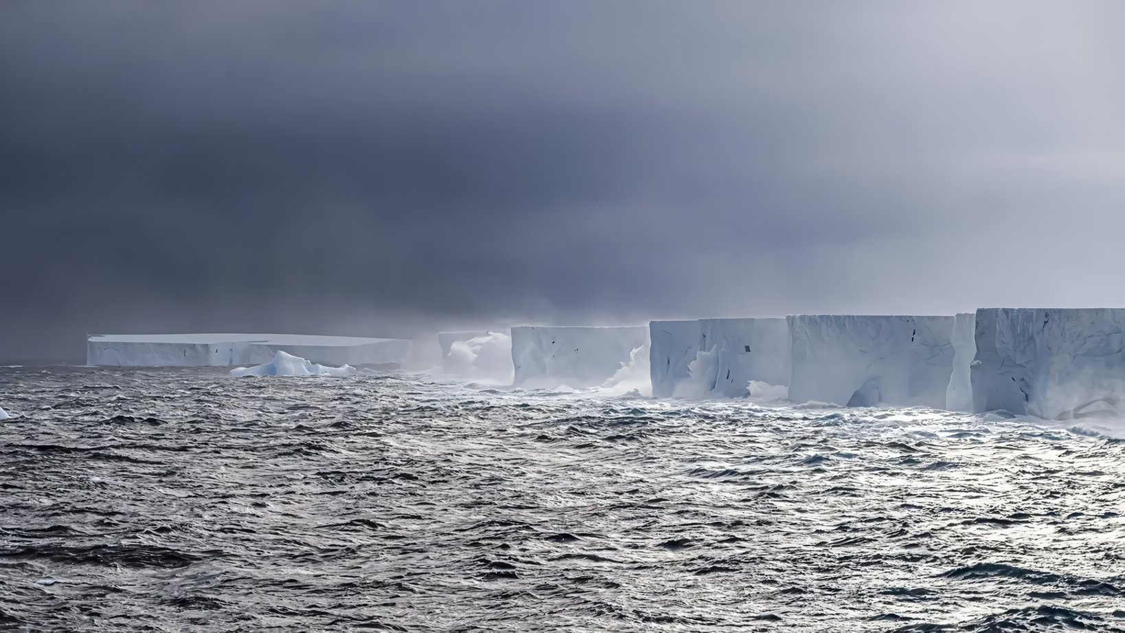 O maior iceberg do mundo, com 4.000 quilômetros quadrados, está preso e girando em torno de uma armadilha oceânica