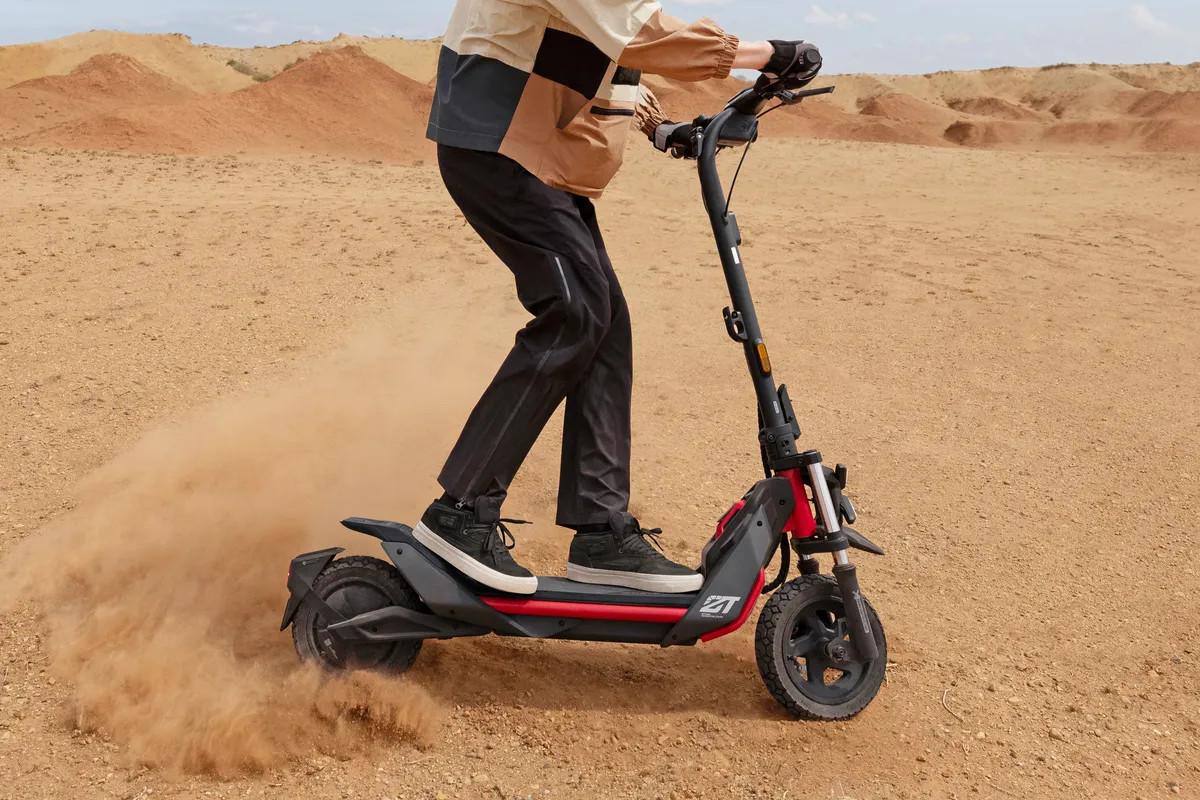 A Segway anunciou uma nova scooter elétrica todo-terreno, a ZT3 Pro, nos EUA