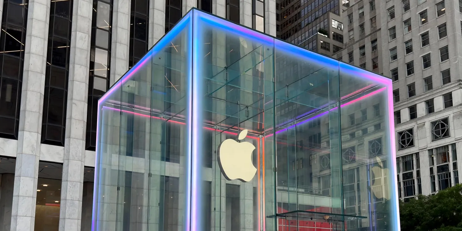 Apple Store em Nova York brilha com as cores da Apple Intelligence para celebrar o iPhone 16