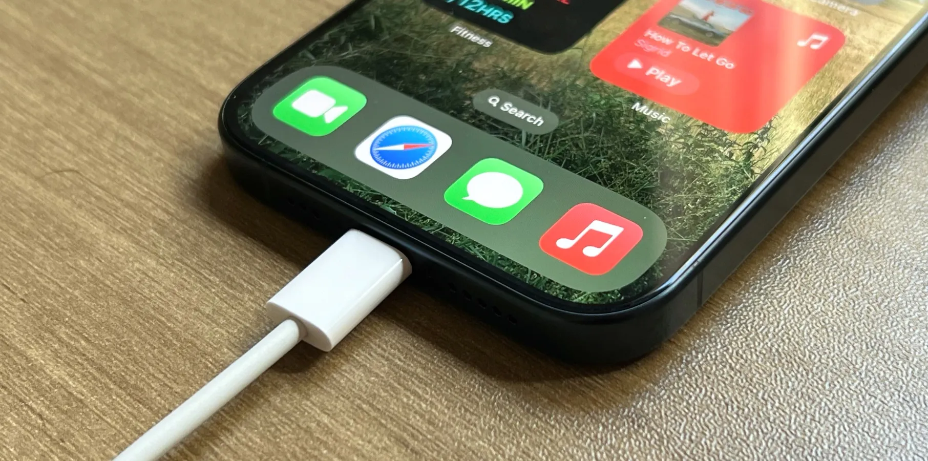 A série iPhone 16, ao que parece, suporta carregamento rápido com fio de 45 W