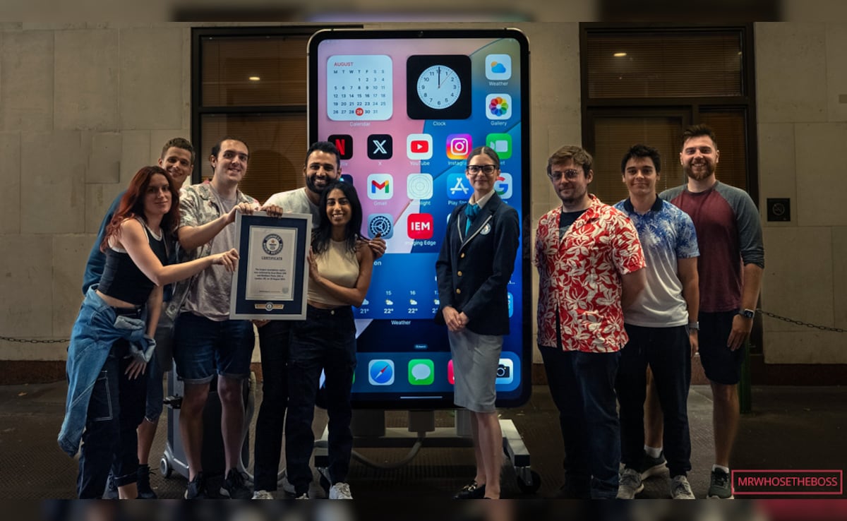 Novo recorde do Guinness: blogueiros fizeram o maior iPhone 15 Pro Max do mundo com 2 metros de altura e pesando mais de 200 kg